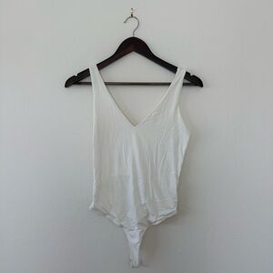 Olive + Oak White V-Neck Sleeveless Bodysuit - Size M